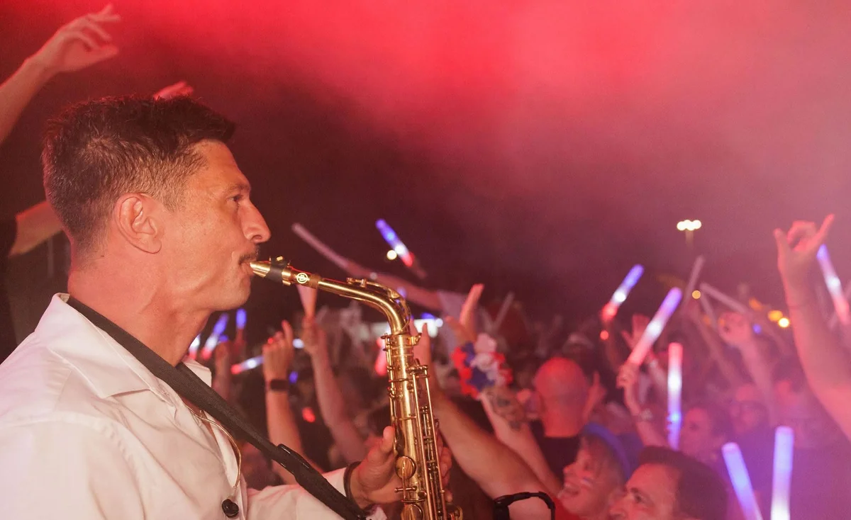 Saxophoniste face à la foule à L'apéro des Frenchy au Théâtre de Verdure de Nice