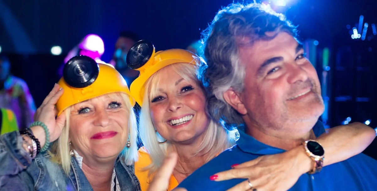 Festivaliers avec casquettes vinyles à la compil au Théâtre de Verdure de Nice