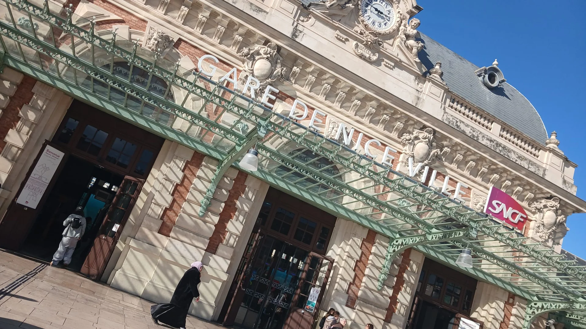 Façade de la gare de Nice-Ville, sous le soleil