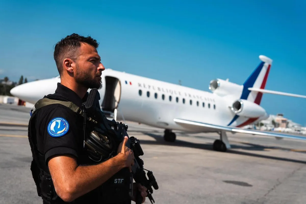 Contrôle de la Gendarmerie des transports aériens sur le tarmac