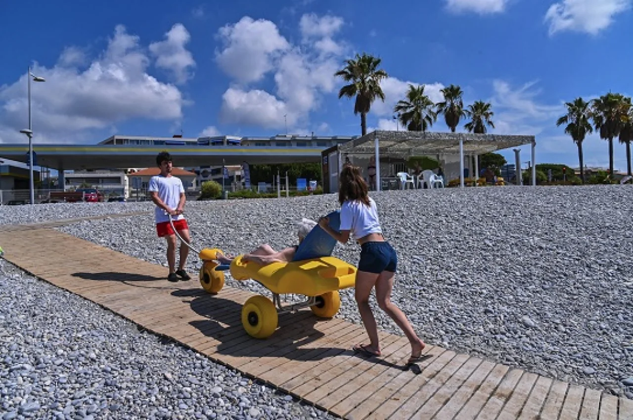 Tiralo poussé sur un caillebotis au-dessus des galets vers la mer à Cagnes-sur-Mer