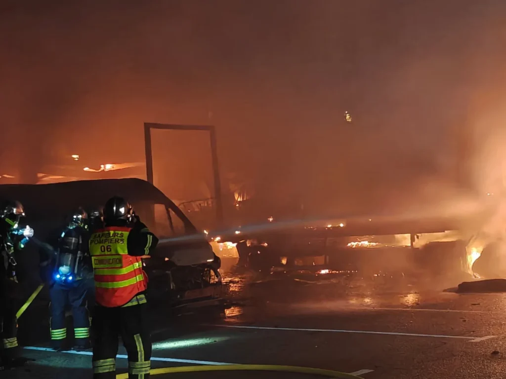 Villeneuve-Loubet : violent incendie à l’entrepôt Fraikin, explosions en série et familles évacuées