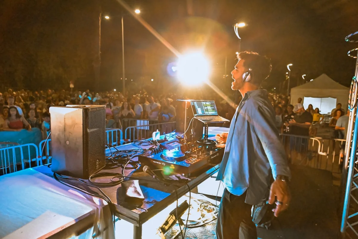 Un DJ aux platines face au public lors de la Nuit des DJ à Cagnes-sur-Mer