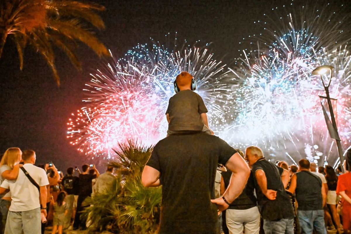 Feu d’artifice au-dessus de la foule lors de la Nuit des DJ à Cagnes-sur-Mer