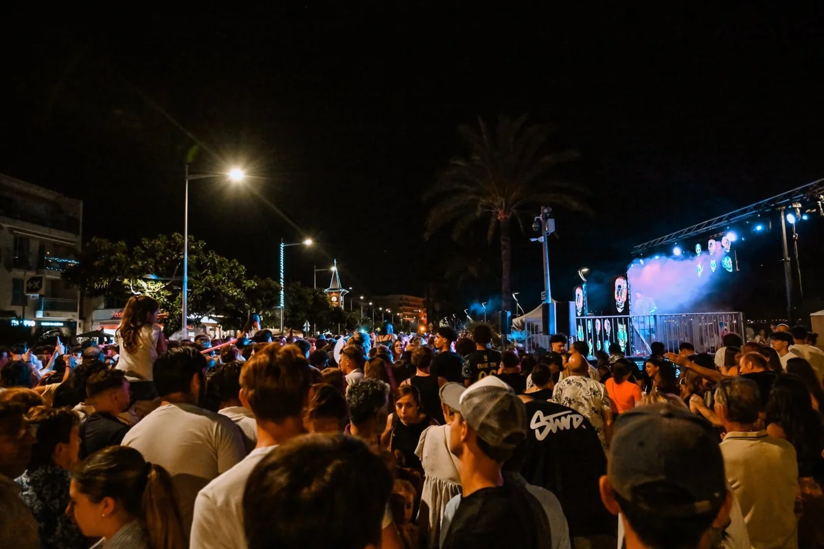 Foule compacte de nuit face à la scène lors de la Nuit des DJ à Cagnes-sur-Mer