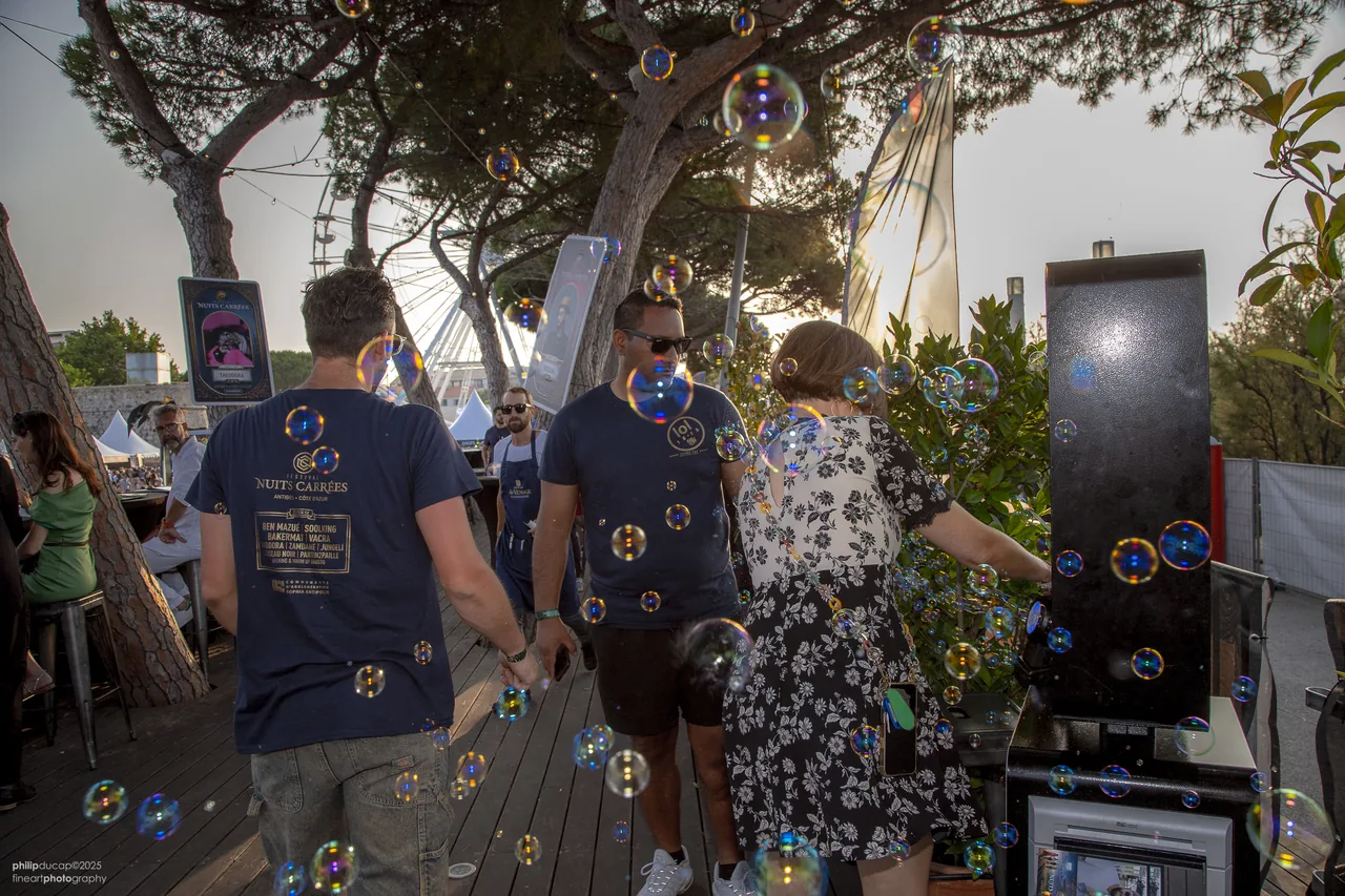 Festivaliers et bulles de savon dans l’ambiance des Nuits Carrées à Antibes