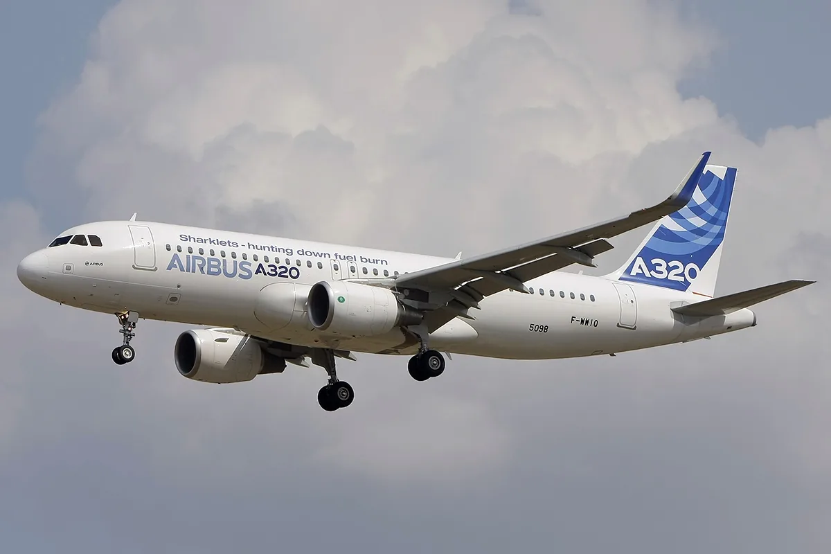 Un Airbus A320 de ligne sur le tarmac d’un aéroport