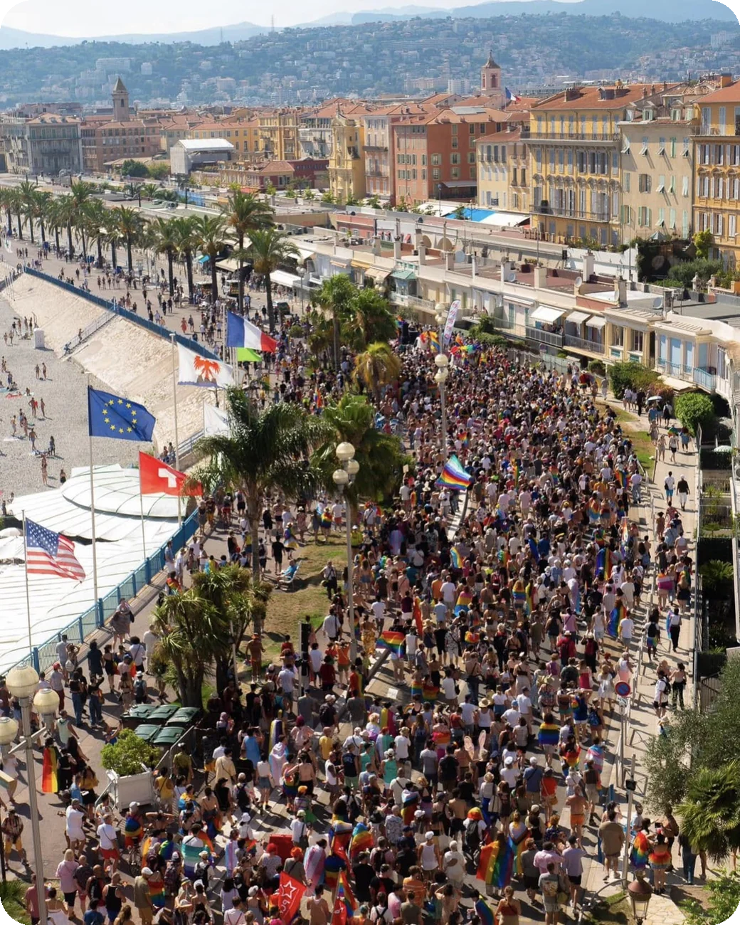 Vue aérienne de la foule de la Pink Parade le long du bord de mer à Nice