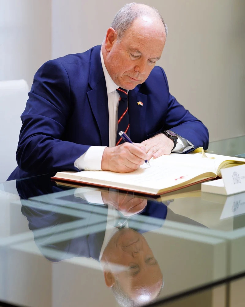 Le prince Albert II de Monaco signant un registre
