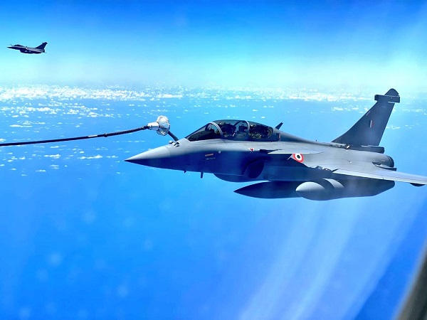 Rafale en ravitaillement en vol au-dessus de l ocean, illustration defense aerienne francaise