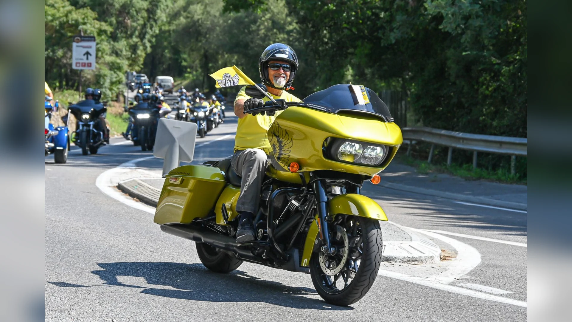 Motard en tete du cortege du Run Coluche
