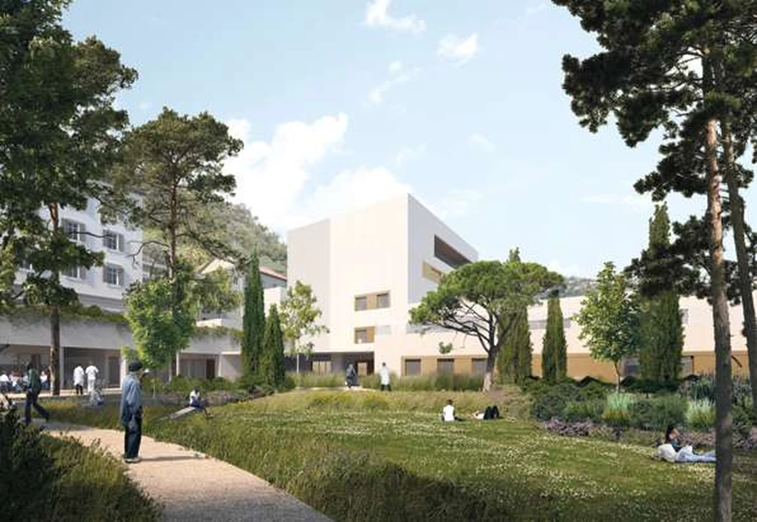 Patio végétalisé du nouvel hôpital Sainte-Marie à Nice, avec promeneurs