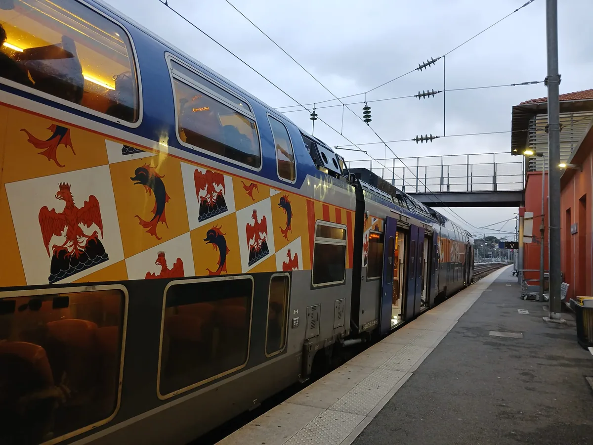 Train régional à double étage à quai en gare d’Antibes
