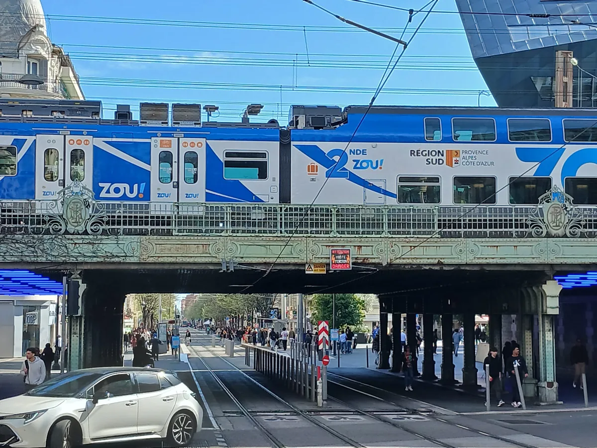 Train régional ZOU ! franchissant le viaduc au-dessus de l’avenue Jean-Médecin à Nice
