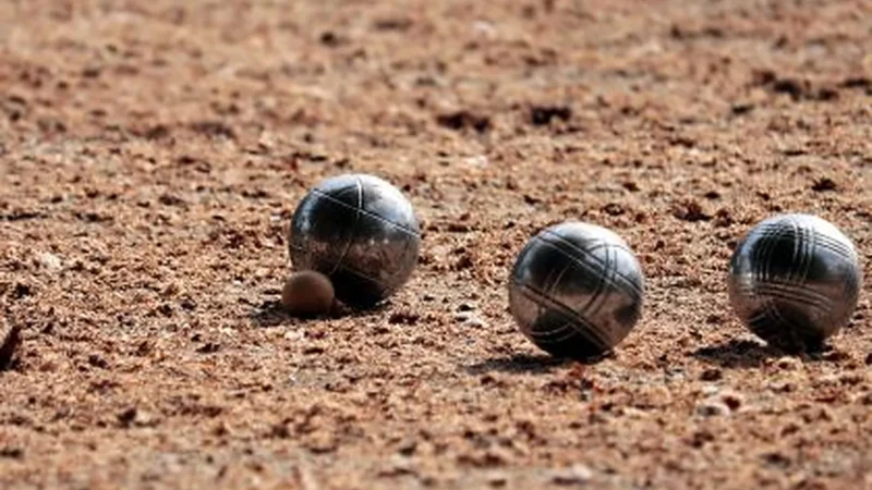 Des célébrités jouent à la pétanque à Saint-Paul-de-Vence