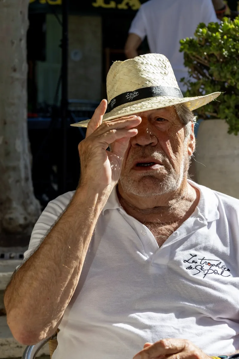 Jean-Pierre Castaldi en chapeau de paille et polo Trophées de Saint-Paul