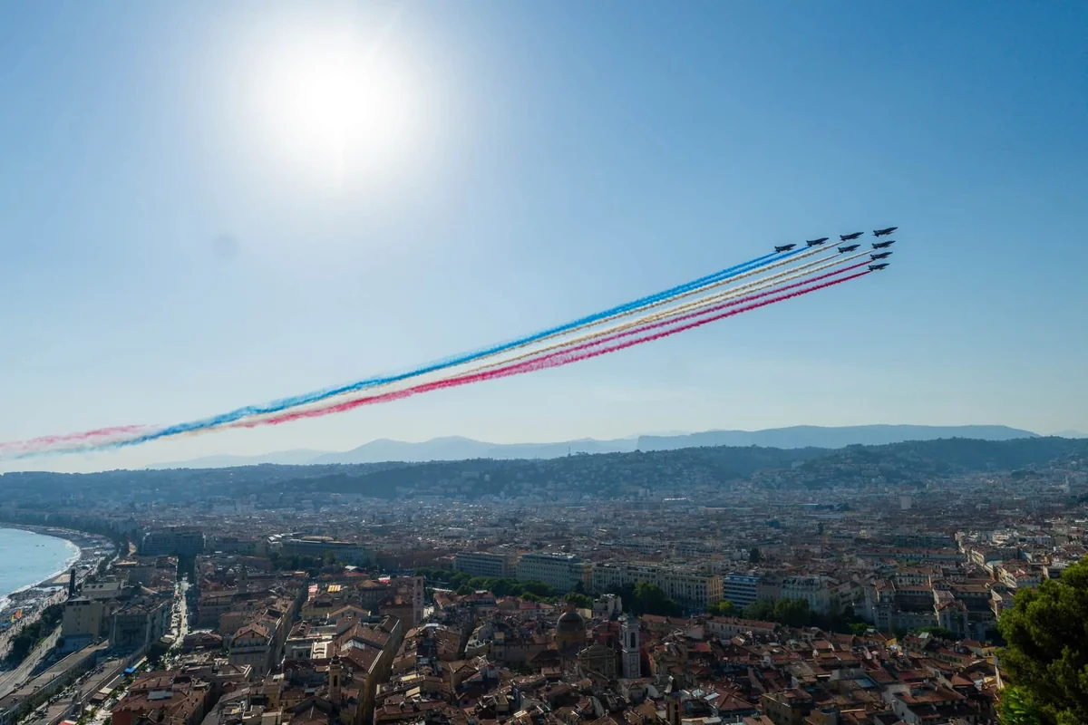 Les huit Alphajet de la Patrouille de France survolent Nice le 14 juillet 2026