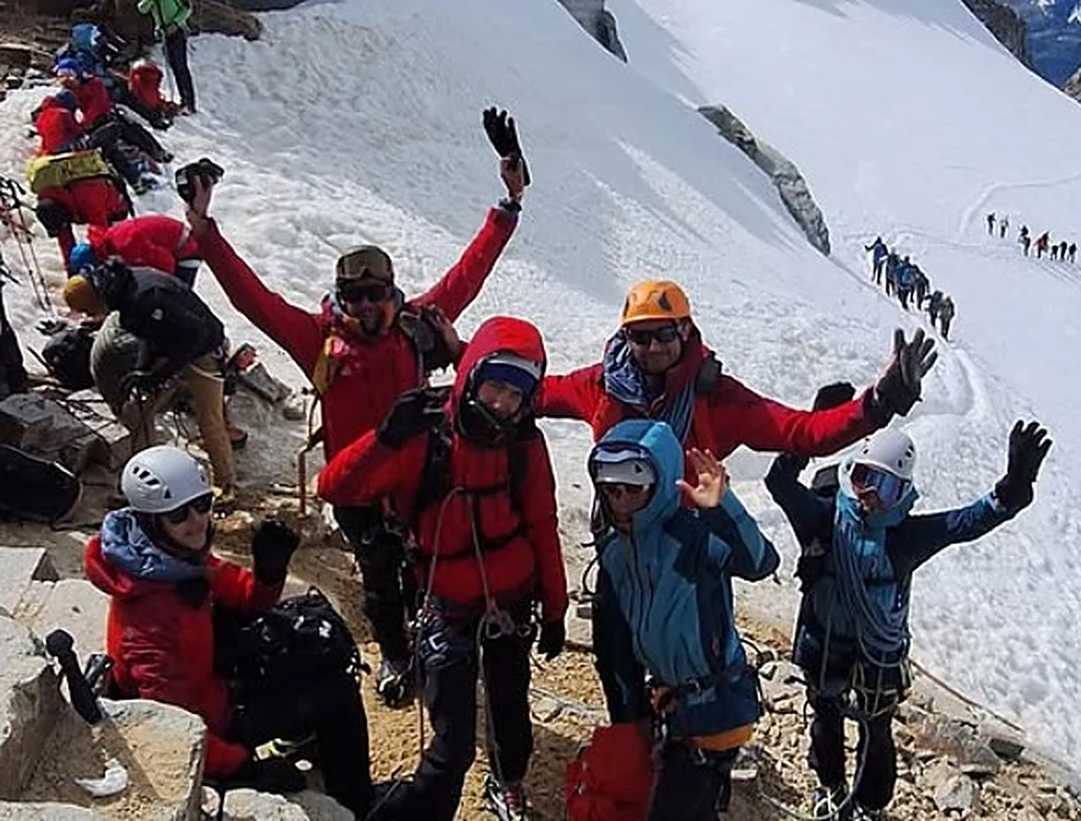 La cordée des jeunes alpinistes niçois, casques et cordes, sur un glacier pendant l’acclimatation