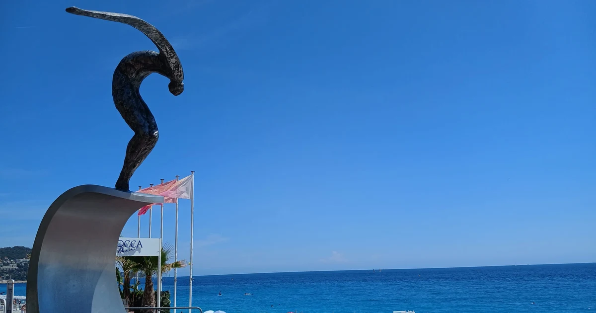 L’Ange de la Baie, sculpture de Jean-Marie Fondacaro sur la Promenade des Anglais, face à la mer