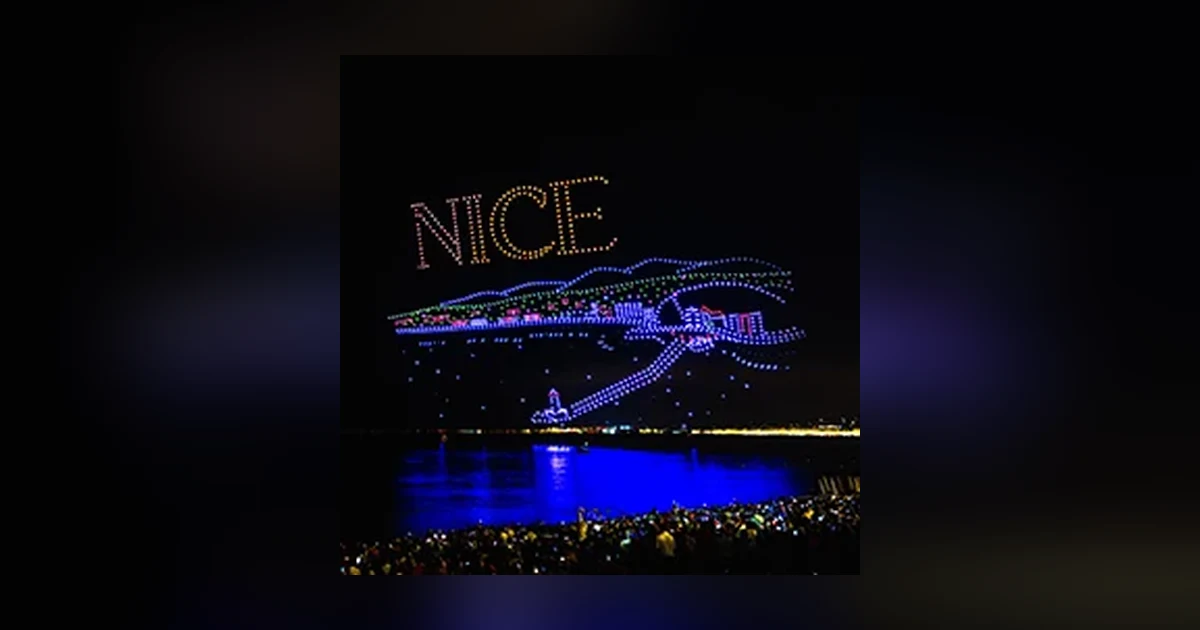 Des drones lumineux dessinent le mot Nice au-dessus de la mer