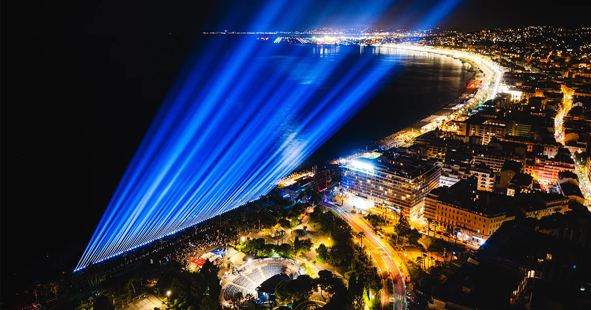 Faisceaux lumineux au-dessus de la promenade des Anglais à Nice