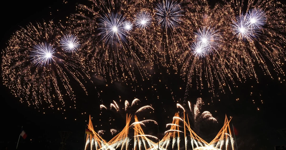 Feu d’artifice du 14 juillet aux couleurs du drapeau français