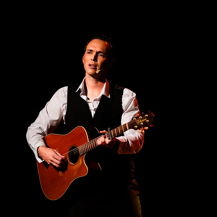 Jules Grison chante Aznavour à la guitare dans Formidable ! Aznavour