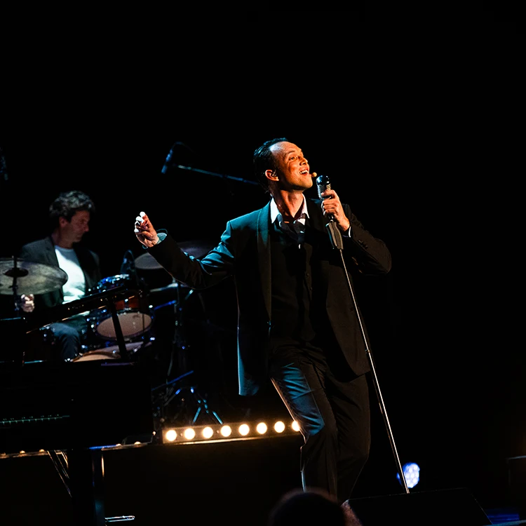 Jules Grison sur scène avec ses musiciens dans le spectacle Formidable ! Aznavour
