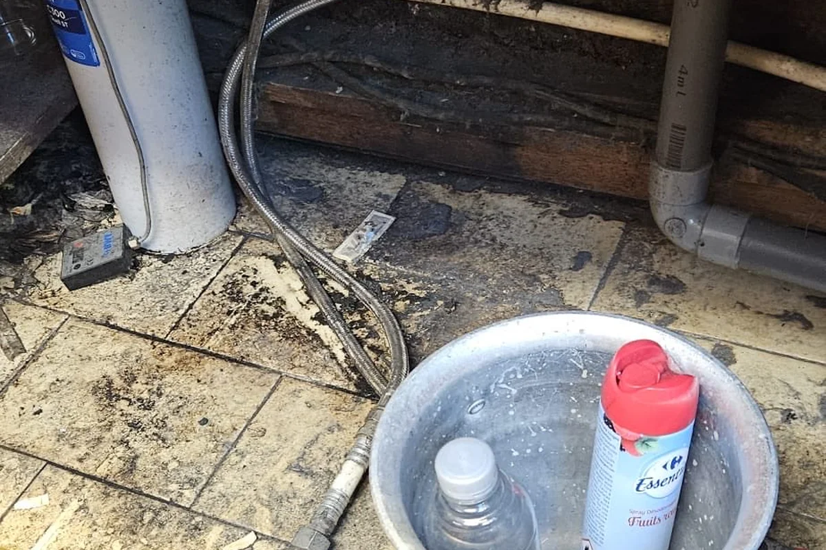 Tuyauterie encrassee sous l'evier du bar Le Gaulois a Nice