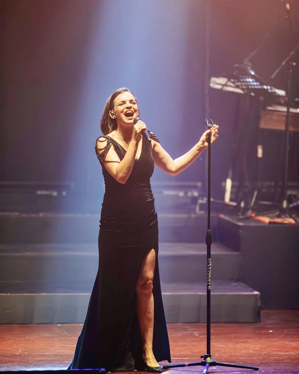 Anne Carrère chante le répertoire d’Édith Piaf en concert