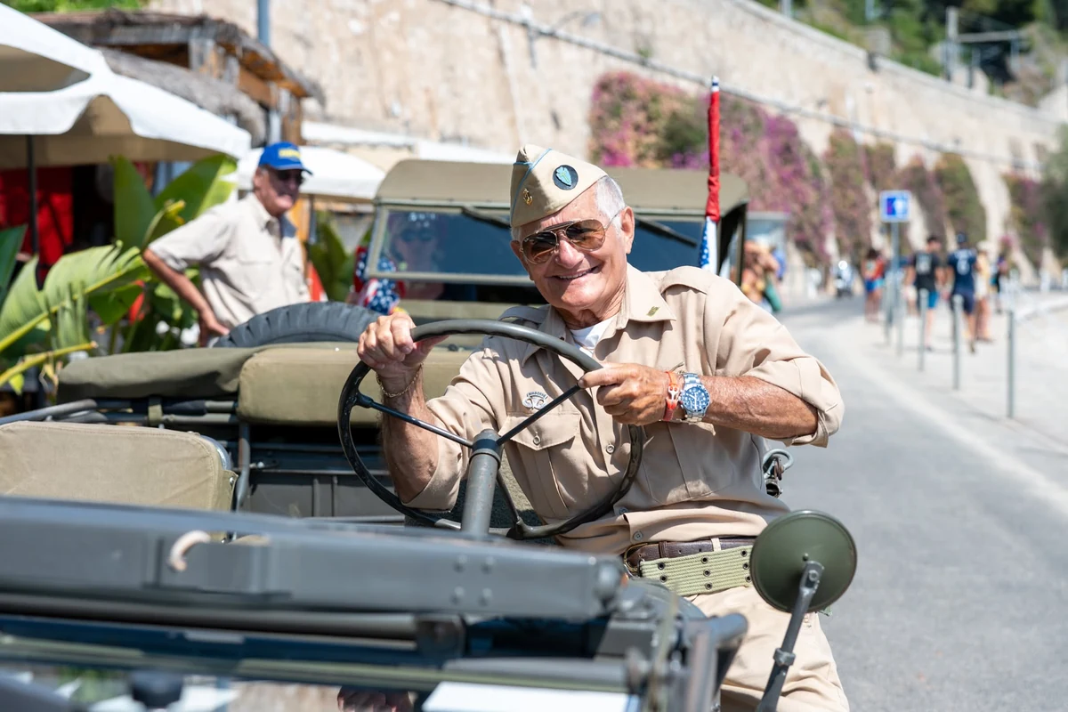 Parade Jeep Villefranche-sur-Mer Independence Day, vétéran en uniforme américain