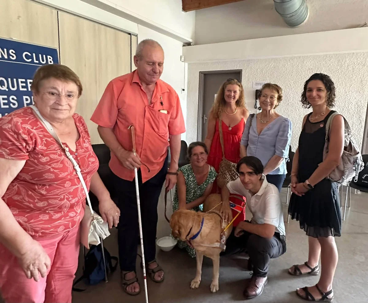 Gérard, canne blanche en main, entouré d'Uria et des bénévoles du Lions Club de Roquefort-les-Pins