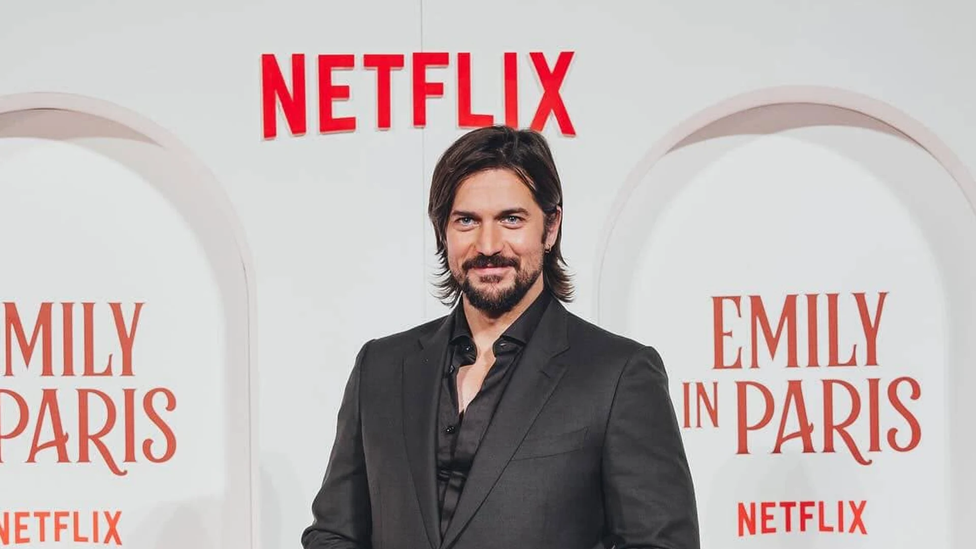 Lucas Bravo, l'acteur né à Nice qui joue Gabriel dans Emily in Paris