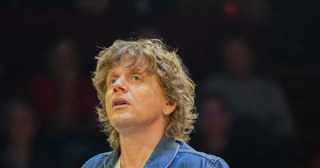 Alex Lutz à La Trinité avec son Molière de l’humour tout neuf