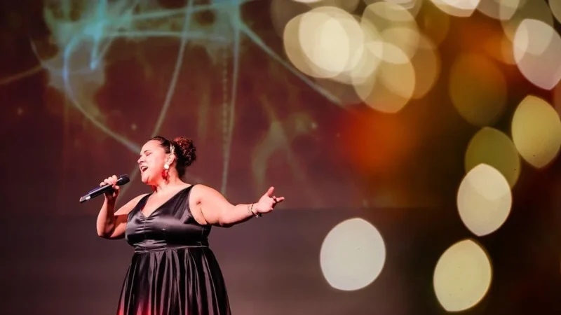 Magalie Vaé chante pour l’élection de Super Mamie à Nice