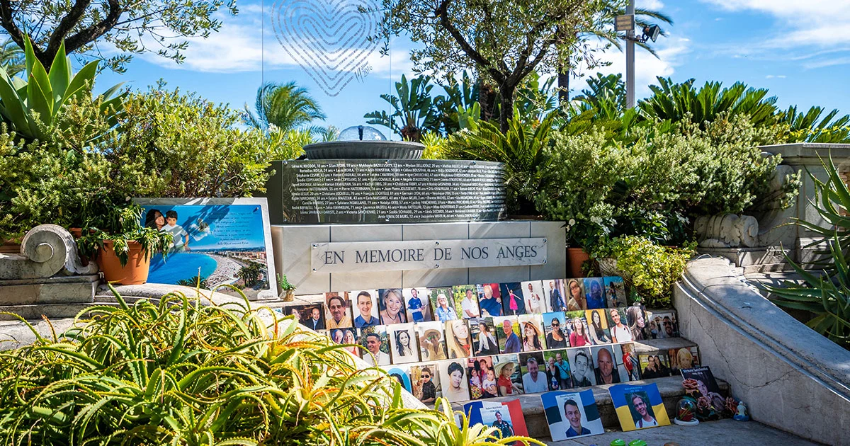 Le mémorial des victimes de l’attentat, photos et galets peints devant « En mémoire de nos anges », au jardin de la Légion d’Honneur de la Villa Masséna à Nice