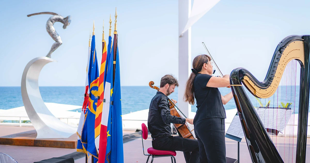 Musiciens face à la mer sur la promenade des Anglais à Nice
