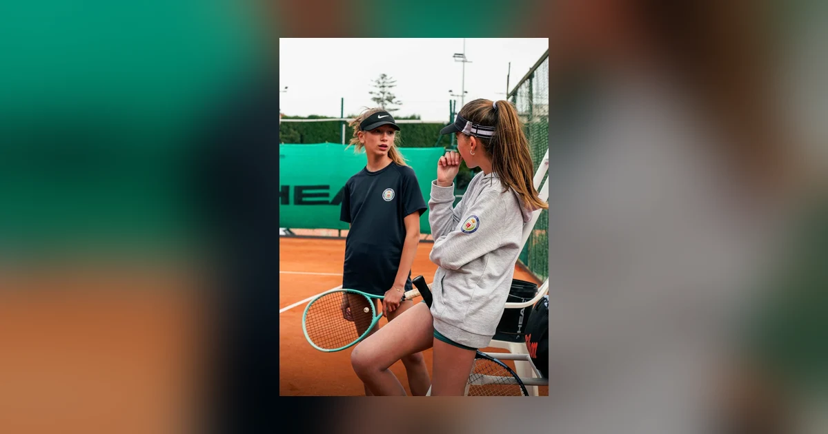 Deux jeunes joueuses du tennis-études du Nice LTC sur la terre battue