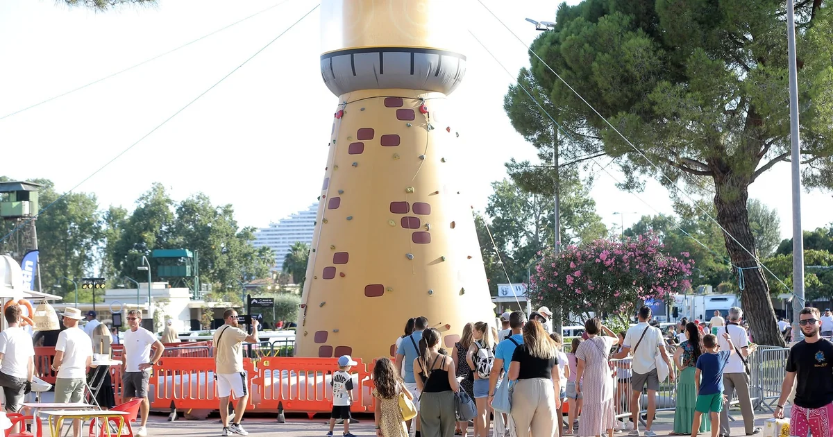 Mur d’escalade gonflable et familles lors des animations des Nuits d’été à Cagnes-sur-Mer