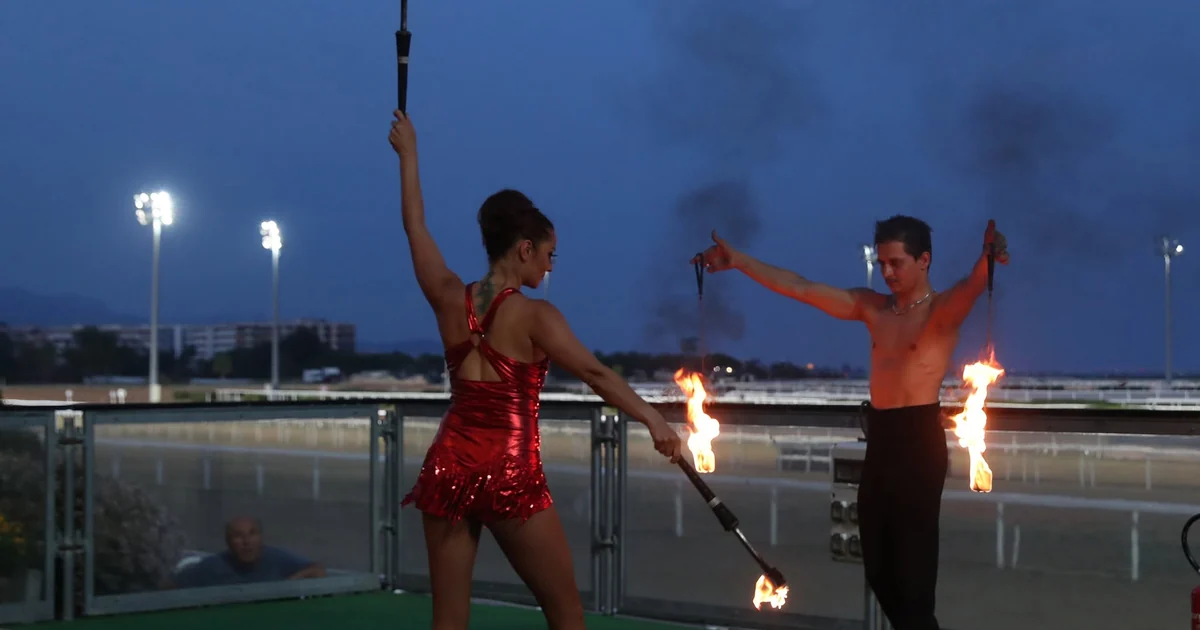 Spectacle de jongleurs de feu en soirée à l’hippodrome de la Côte d’Azur