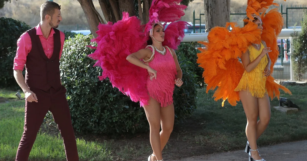 Danseuses en costume à plumes lors d’un spectacle à l’hippodrome de la Côte d’Azur