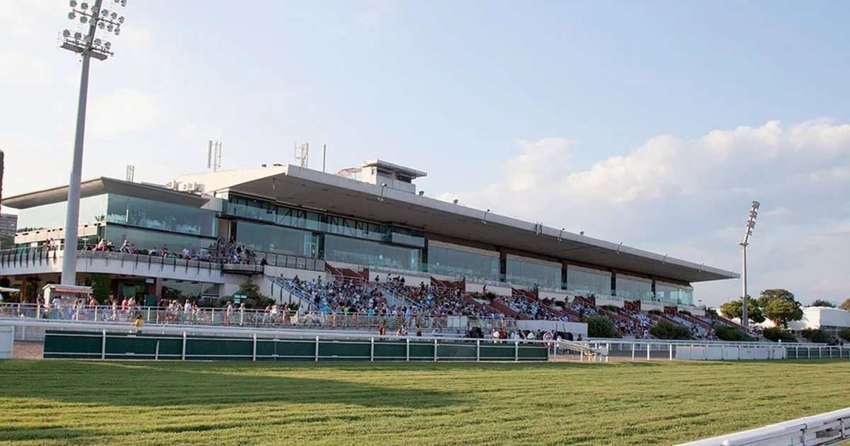 Les tribunes et le site de l’hippodrome de la Côte d’Azur à Cagnes-sur-Mer en fin de journée