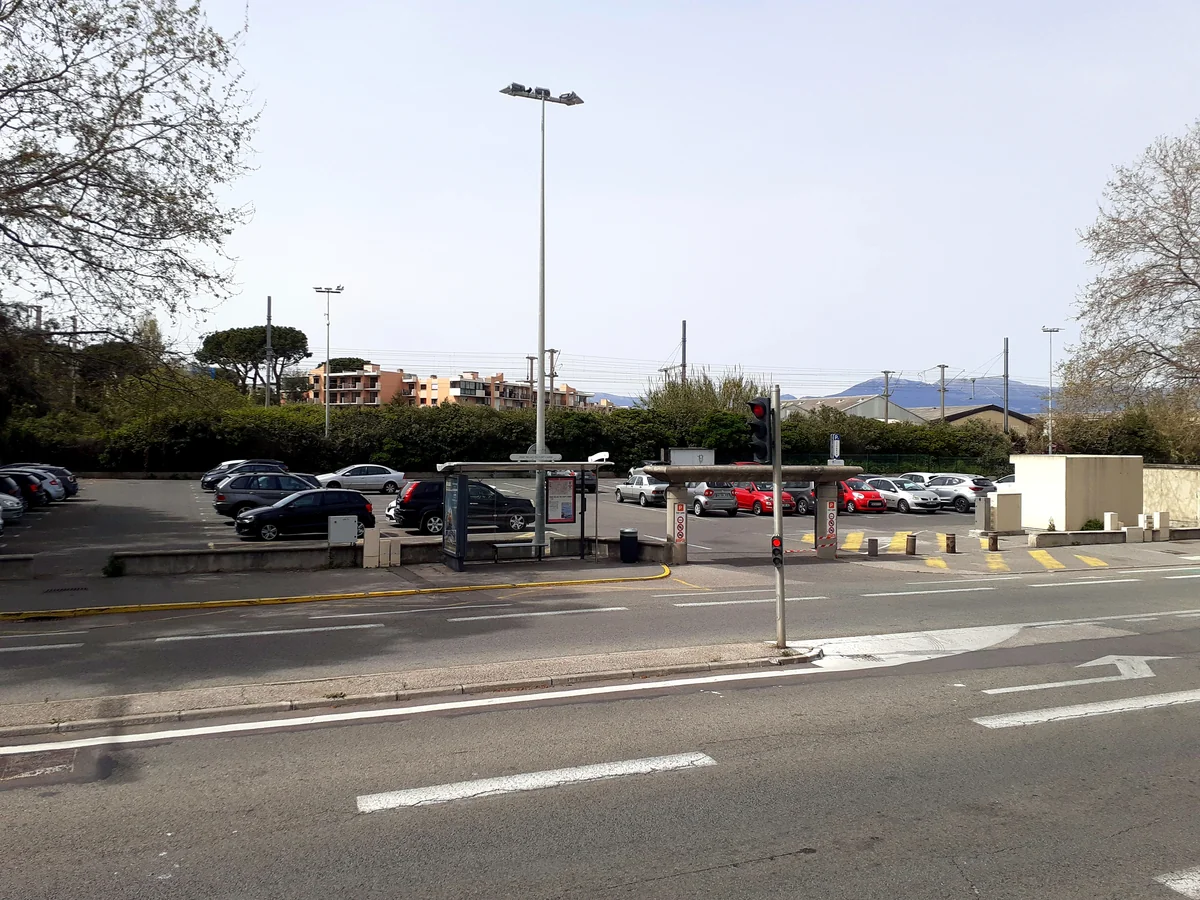 Le parc relais du Fort Carré à Antibes, voitures garées et arrêt de la navette