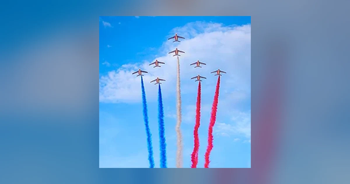 La Patrouille de France dessine ses fumées tricolores dans le ciel
