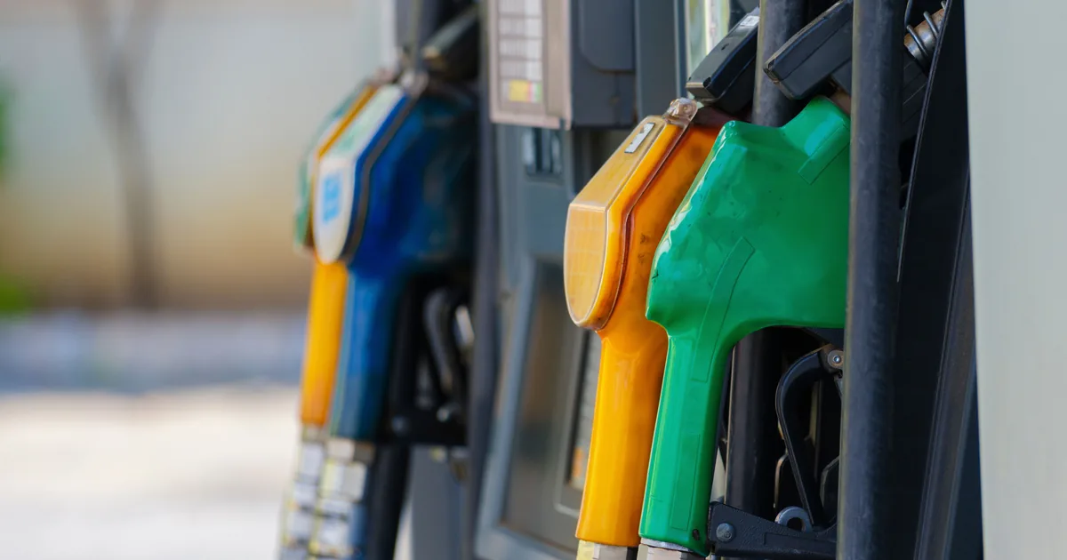 Pistolets de carburant sur une pompe de station-service