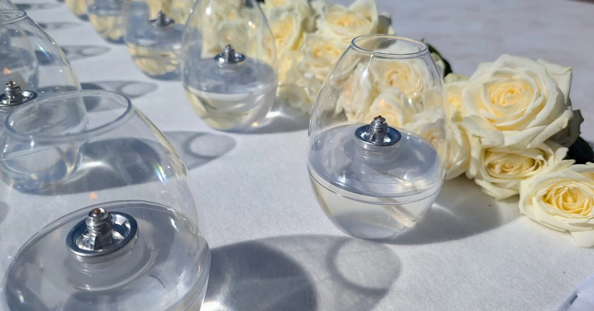 Roses blanches et photophores en hommage aux victimes de l’attentat de Nice