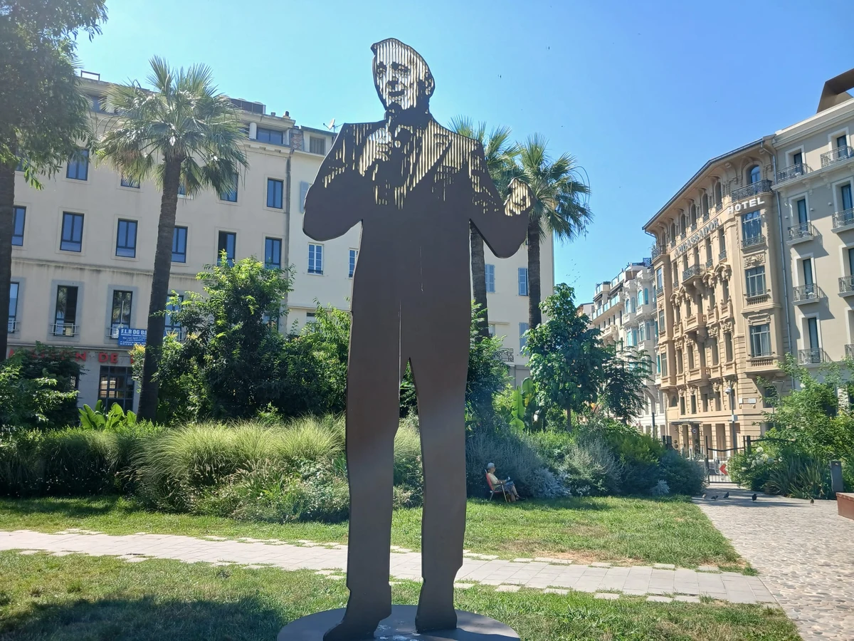 Statue de Charles Aznavour de 4 mètres au jardin de l'Arménie à Nice, aluminium signé Marcos Marin
