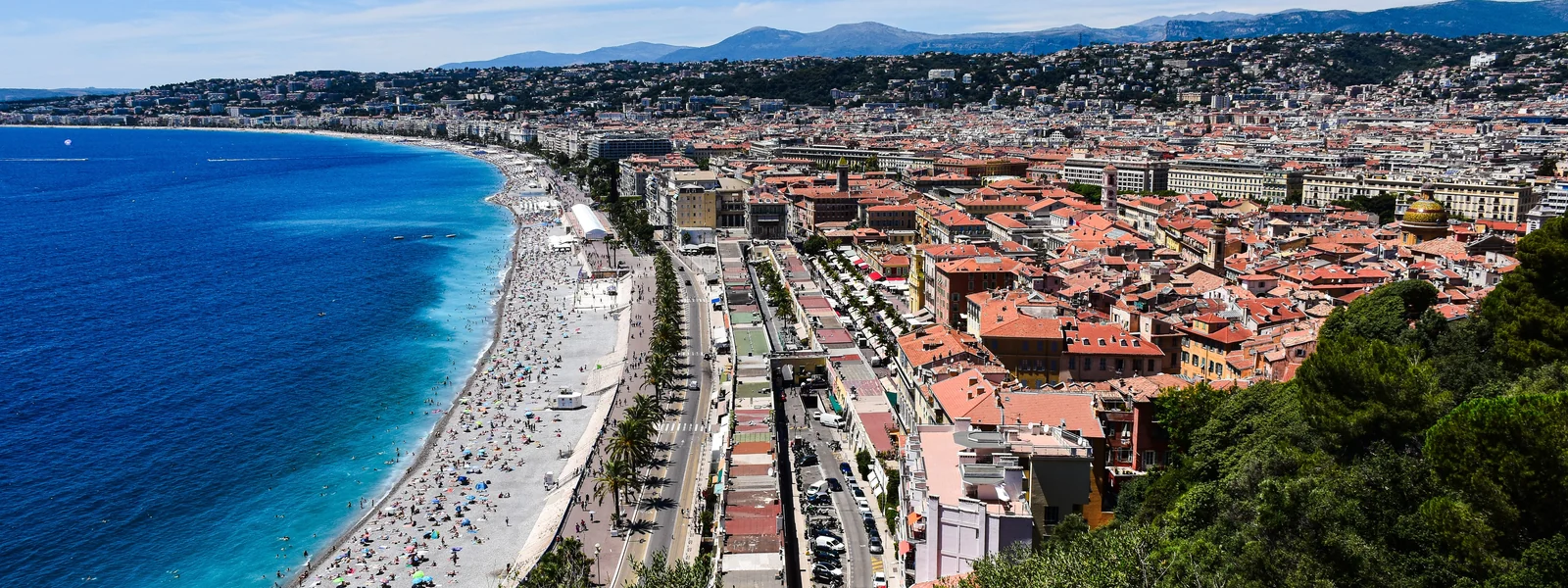 Vue de Nice, de la baie des Anges et de la promenade des Anglais depuis la colline du Château