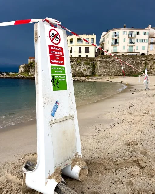 Totem baignade interdite et rubalise sur une plage d’Antibes