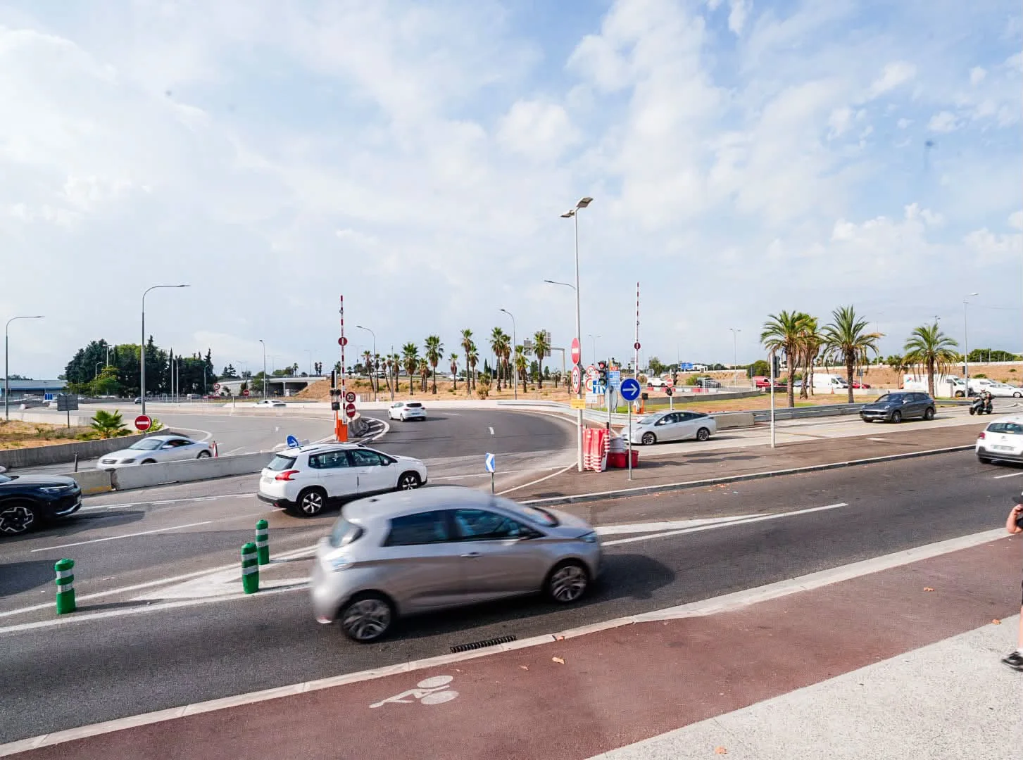 Voitures sur la bretelle d’accès à l’A8 depuis le boulevard du Mercantour, à Nice